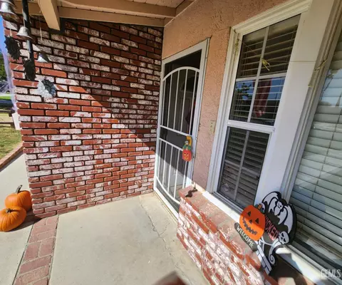 208 E San Emidio St, Taft, CA 93268 photo 2