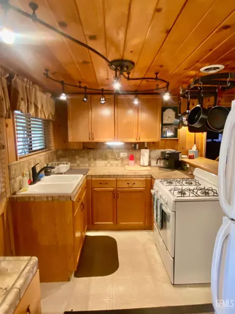 Kitchen - 45790 Carlin Dr, Posey, CA 93260 photo 2 of 4