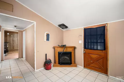 Entry Way - 831 Oleander St, Taft, CA 93268 photo 2 of 2