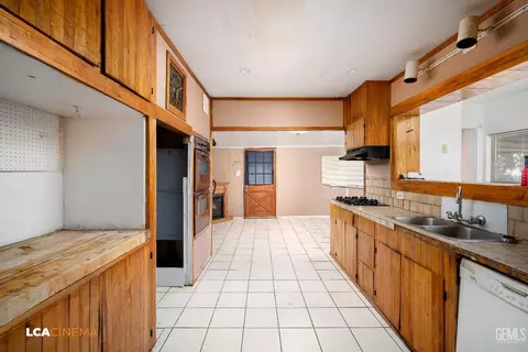 Kitchen - 831 Oleander St, Taft, CA 93268 photo 1 of 1