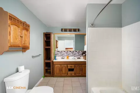 Bath - 831 Oleander St, Taft, CA 93268 photo 3 of 3