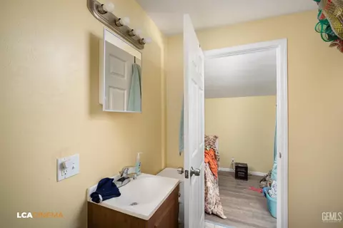 Bath - 831 Oleander St, Taft, CA 93268 photo 2 of 3