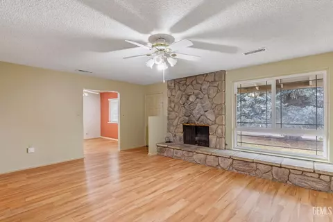 904 Kelton St, Tehachapi, CA 93561 photo 3