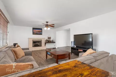 540 Harris Dr, Shafter, CA 93263 photo 8