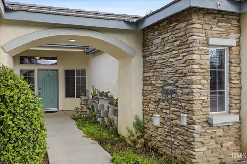Exterior - 314 Pine Falls Dr, Bakersfield, CA 93314 photo 7 of 13