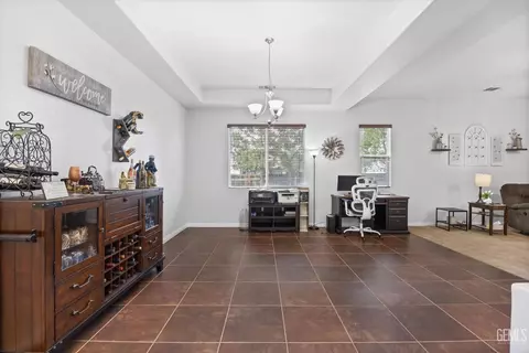Living - 314 Pine Falls Dr, Bakersfield, CA 93314 photo 2 of 7