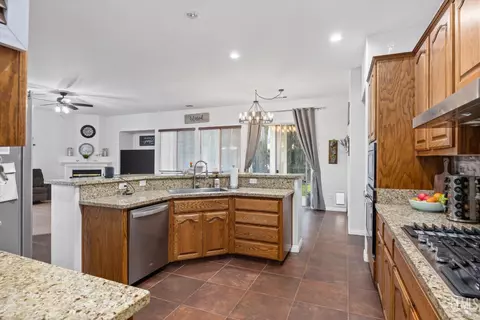 Kitchen - 314 Pine Falls Dr, Bakersfield, CA 93314 photo 10 of 13