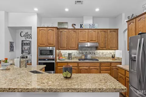 Kitchen - 314 Pine Falls Dr, Bakersfield, CA 93314 photo 8 of 13