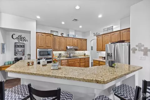 Kitchen - 314 Pine Falls Dr, Bakersfield, CA 93314 photo 7 of 13