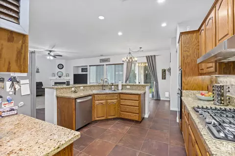 Kitchen - 314 Pine Falls Dr, Bakersfield, CA 93314 photo 11 of 13