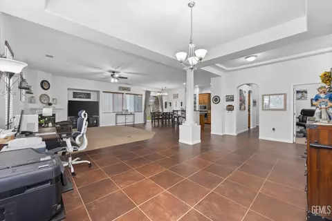 Kitchen - 314 Pine Falls Dr, Bakersfield, CA 93314 photo 2 of 13