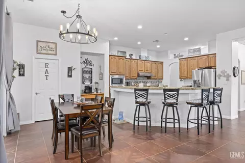 Kitchen - 314 Pine Falls Dr, Bakersfield, CA 93314 photo 4 of 13