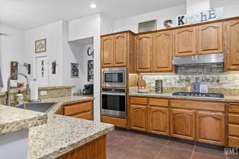 Kitchen - 314 Pine Falls Dr, Bakersfield, CA 93314 photo 13 of 13
