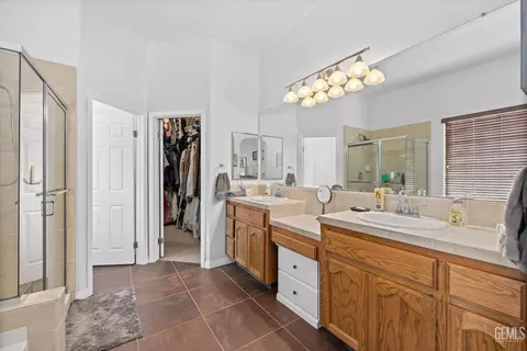 Bath - 314 Pine Falls Dr, Bakersfield, CA 93314 photo 2 of 4