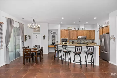 Kitchen - 314 Pine Falls Dr, Bakersfield, CA 93314 photo 3 of 13
