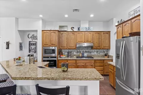Kitchen - 314 Pine Falls Dr, Bakersfield, CA 93314 photo 6 of 13
