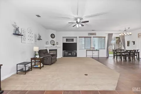 Living - 314 Pine Falls Dr, Bakersfield, CA 93314 photo 4 of 7