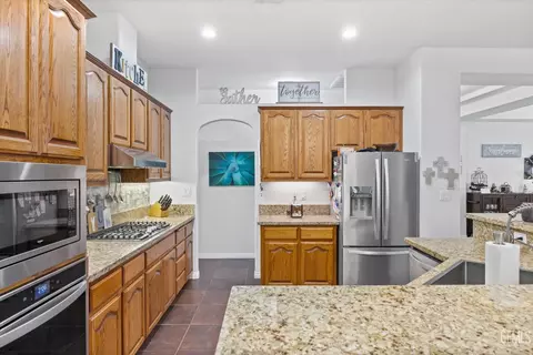 Kitchen - 314 Pine Falls Dr, Bakersfield, CA 93314 photo 12 of 13