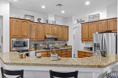 Kitchen - 314 Pine Falls Dr, Bakersfield, CA 93314 photo 5 of 13