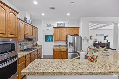 Kitchen - 314 Pine Falls Dr, Bakersfield, CA 93314 photo 9 of 13