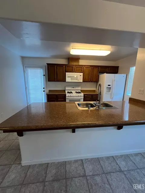 318 Sunset Ln, Taft, CA 93268 photo 5