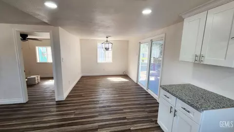 Living - 519 Fillmore St, Taft, CA 93268 photo 2 of 2