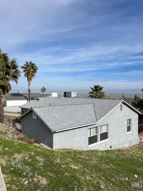 518 Garfield Ave, Taft, CA 93268 photo 2