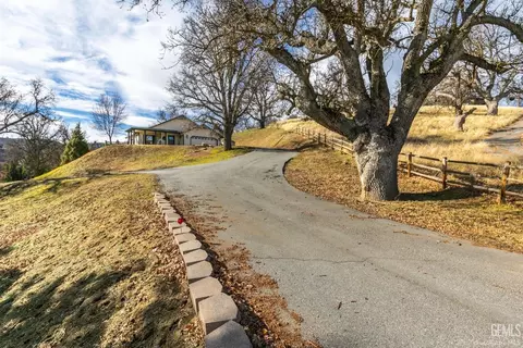 30300 Knight Ct, Tehachapi, CA 93561 photo 1