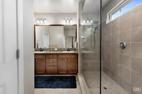 Bath - 5824 Quebec Ave, Bakersfield, CA 93313 photo 2 of 5