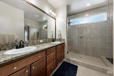 Bath - 5824 Quebec Ave, Bakersfield, CA 93313 photo 3 of 5