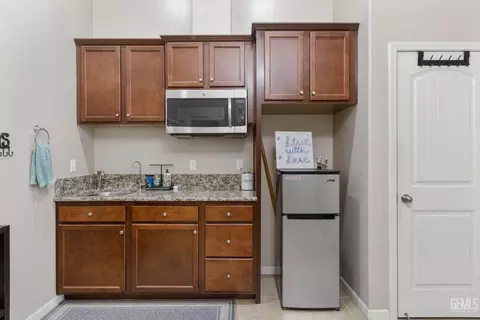 Kitchen - 5824 Quebec Ave, Bakersfield, CA 93313 photo 4 of 4