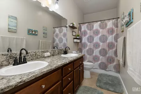 Bath - 5824 Quebec Ave, Bakersfield, CA 93313 photo 4 of 5