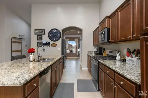 Kitchen - 5824 Quebec Ave, Bakersfield, CA 93313 photo 2 of 4