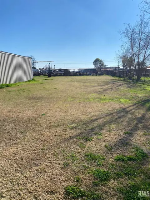 4331 Lorraine St, Shafter, CA 93263 photo 2