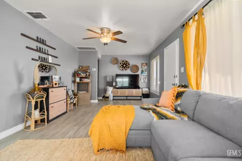 Living - 501 Fillmore St, Taft, CA 93268 photo 1 of 2