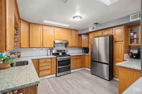 Kitchen - 501 Fillmore St, Taft, CA 93268 photo 2 of 7
