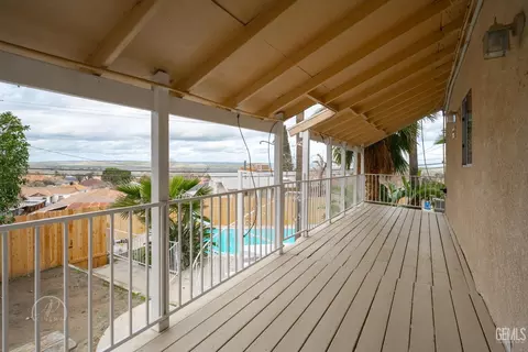 Exterior - 718 Philippine St, Taft, CA 93268 photo 3 of 12