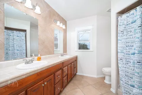 Bath - 718 Philippine St, Taft, CA 93268 photo 1 of 4