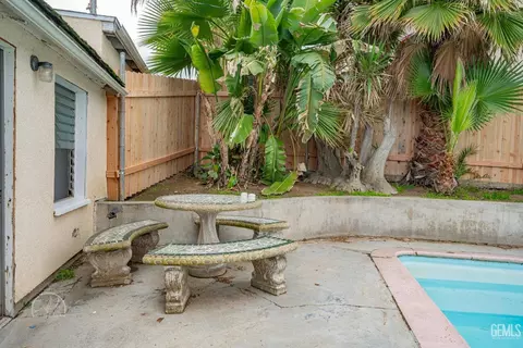 Exterior - 718 Philippine St, Taft, CA 93268 photo 6 of 12