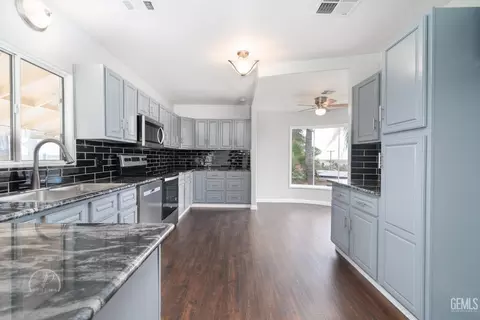 Kitchen - 718 Philippine St, Taft, CA 93268 photo 1 of 2