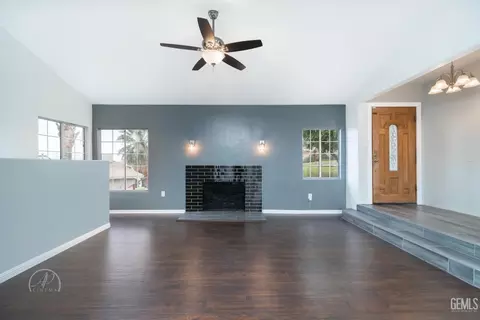 Living - 718 Philippine St, Taft, CA 93268 photo 2 of 4