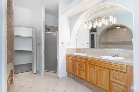 Bath - 718 Philippine St, Taft, CA 93268 photo 2 of 4