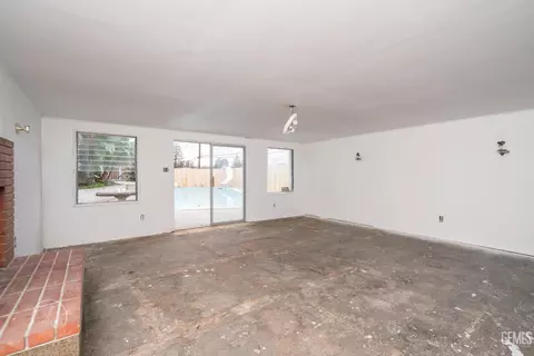 Living - 718 Philippine St, Taft, CA 93268 photo 4 of 4