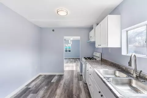 Kitchen - 114 Maricopa Pl, Taft, CA 93268 photo 3 of 3