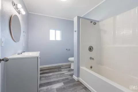 Bath - 114 Maricopa Pl, Taft, CA 93268 photo 2 of 3