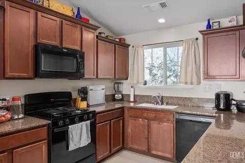 Kitchen - 8715 Broadstone Pl, Bakersfield, CA 93306 photo 5 of 6