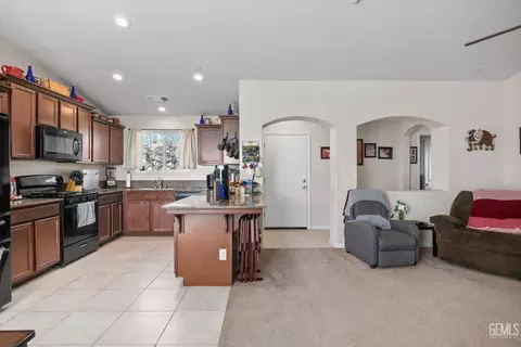 Kitchen - 8715 Broadstone Pl, Bakersfield, CA 93306 photo 3 of 6