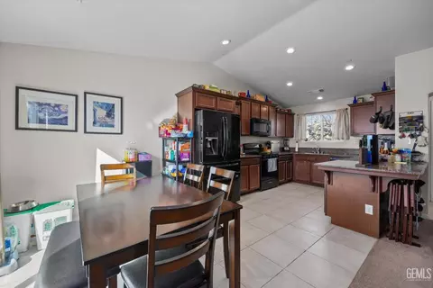 Kitchen - 8715 Broadstone Pl, Bakersfield, CA 93306 photo 2 of 6