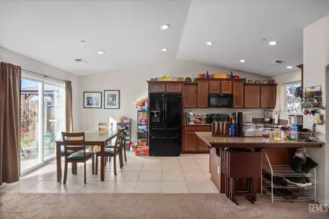 Kitchen - 8715 Broadstone Pl, Bakersfield, CA 93306 photo 1 of 6