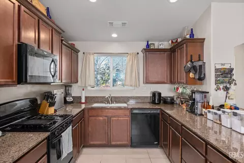 Kitchen - 8715 Broadstone Pl, Bakersfield, CA 93306 photo 6 of 6